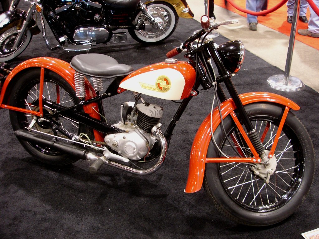 Motos routières alignées dans le showroom marseillais de Sphère House Moto